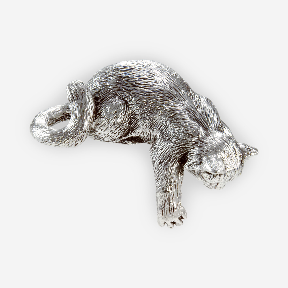 Escultura de gatito curioso hecha en técnica de electroformado, con un baño de plata fina