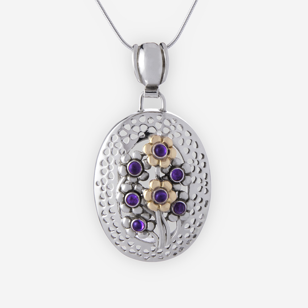 Pendiente floral oval es creado de plata .925 y oro 14k con detalles de flores y cabujones amatista.
