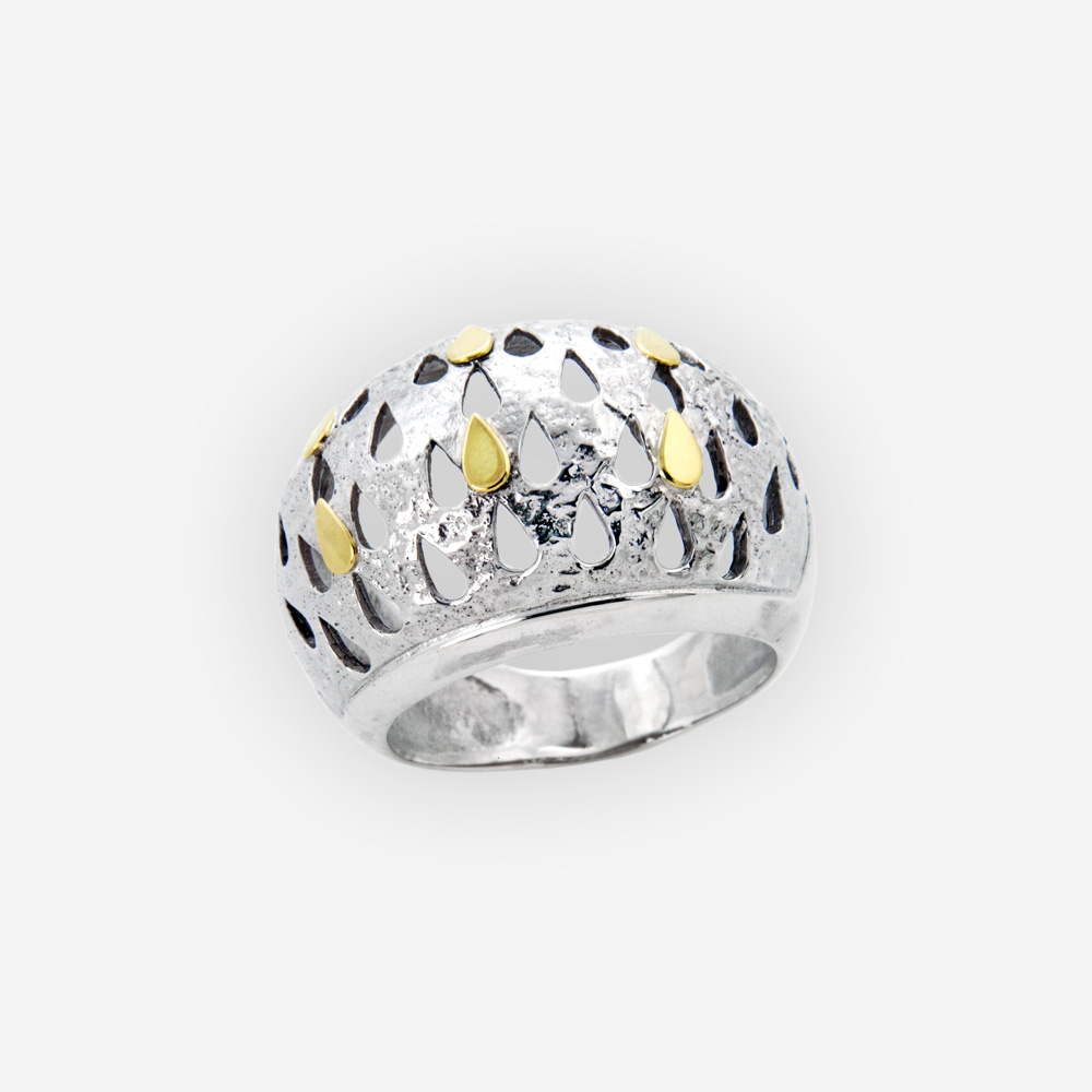 El anillo con una figuras de una lágrima se hace a mano en la plata fina 925 con acentos de oro de 14k.