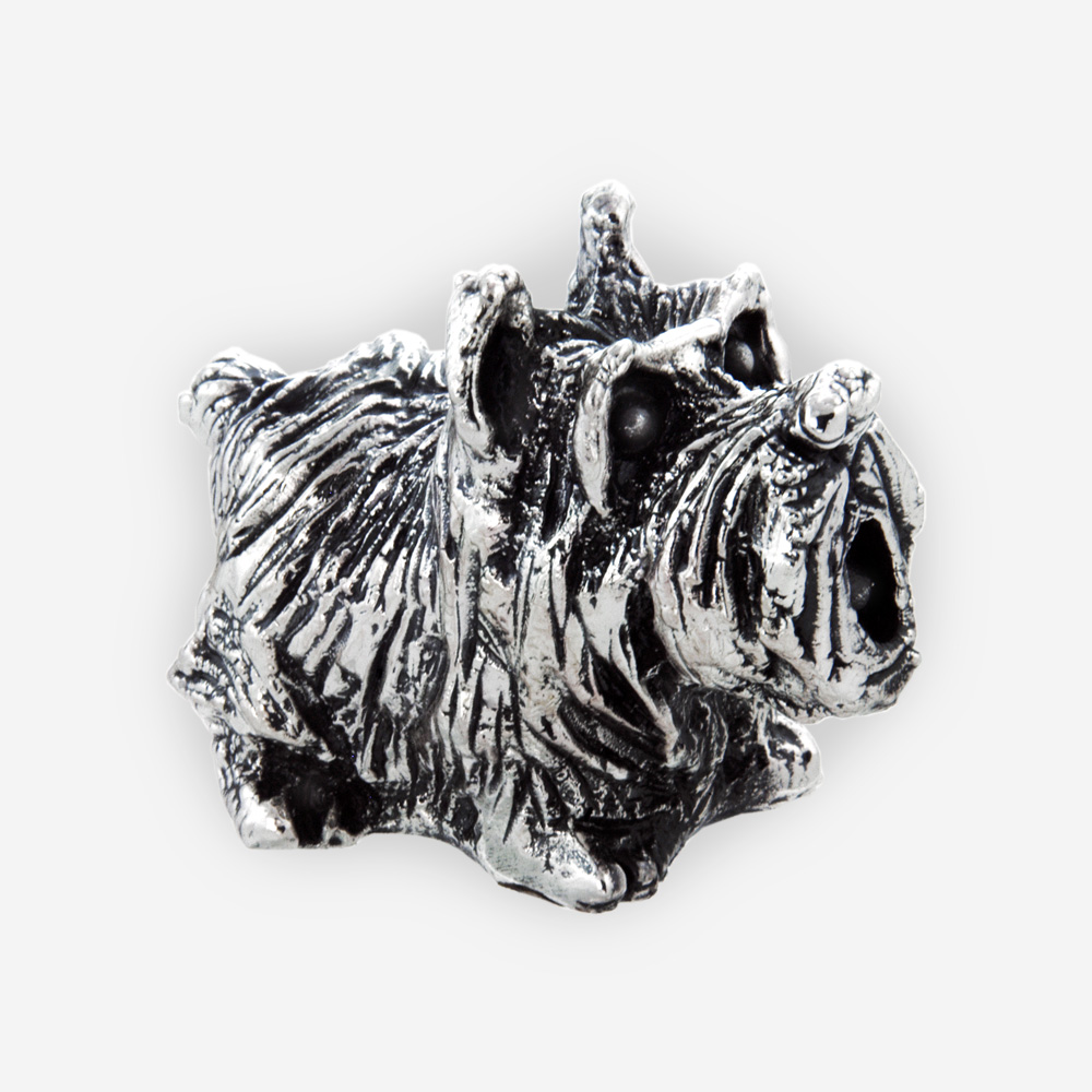 Escultura de plata electroformada de perro con un acabado oxidado.