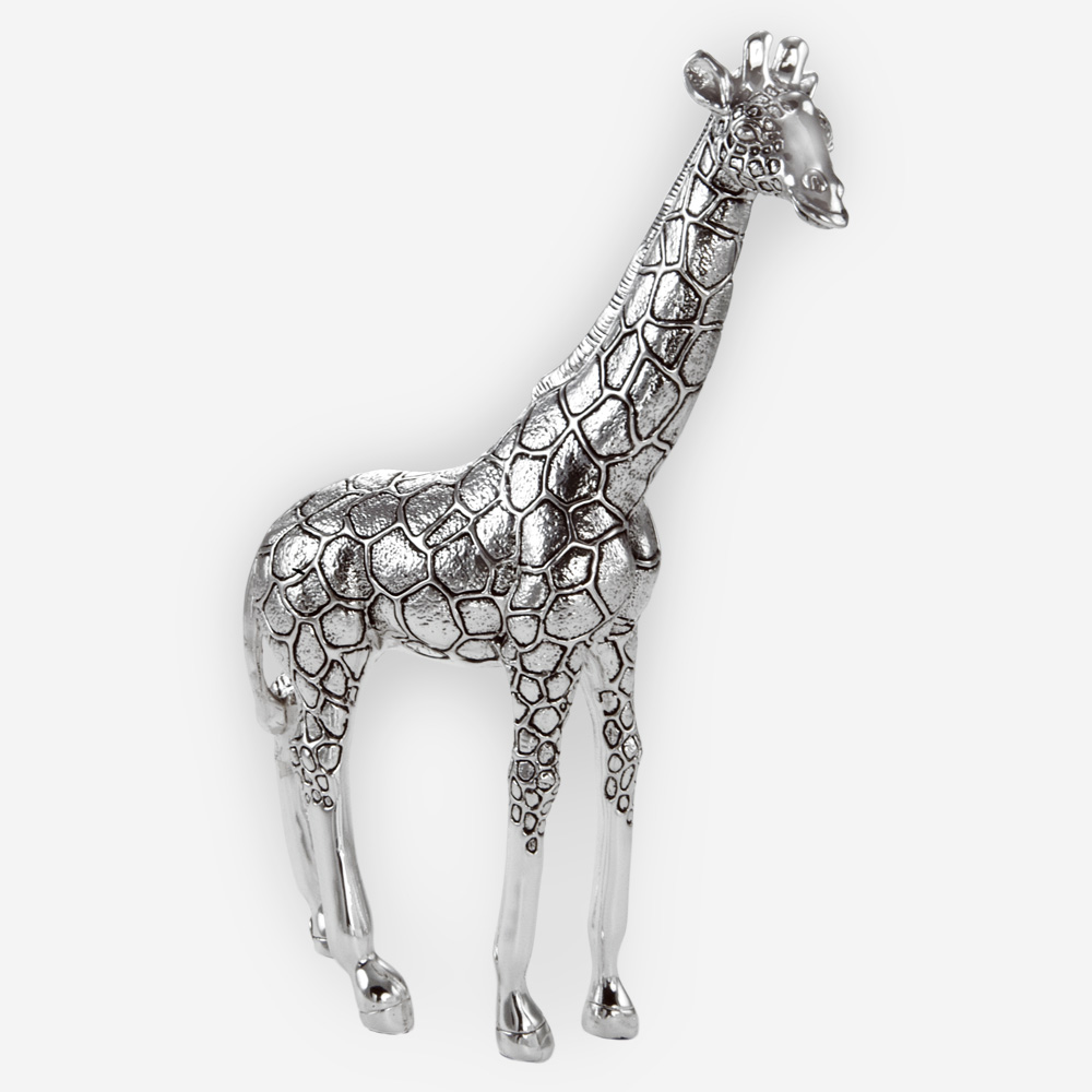 La escultura de jirafa exotica esta elaborada con técnicas de electroformado detalles de oxido que contrastan con la plata pulida