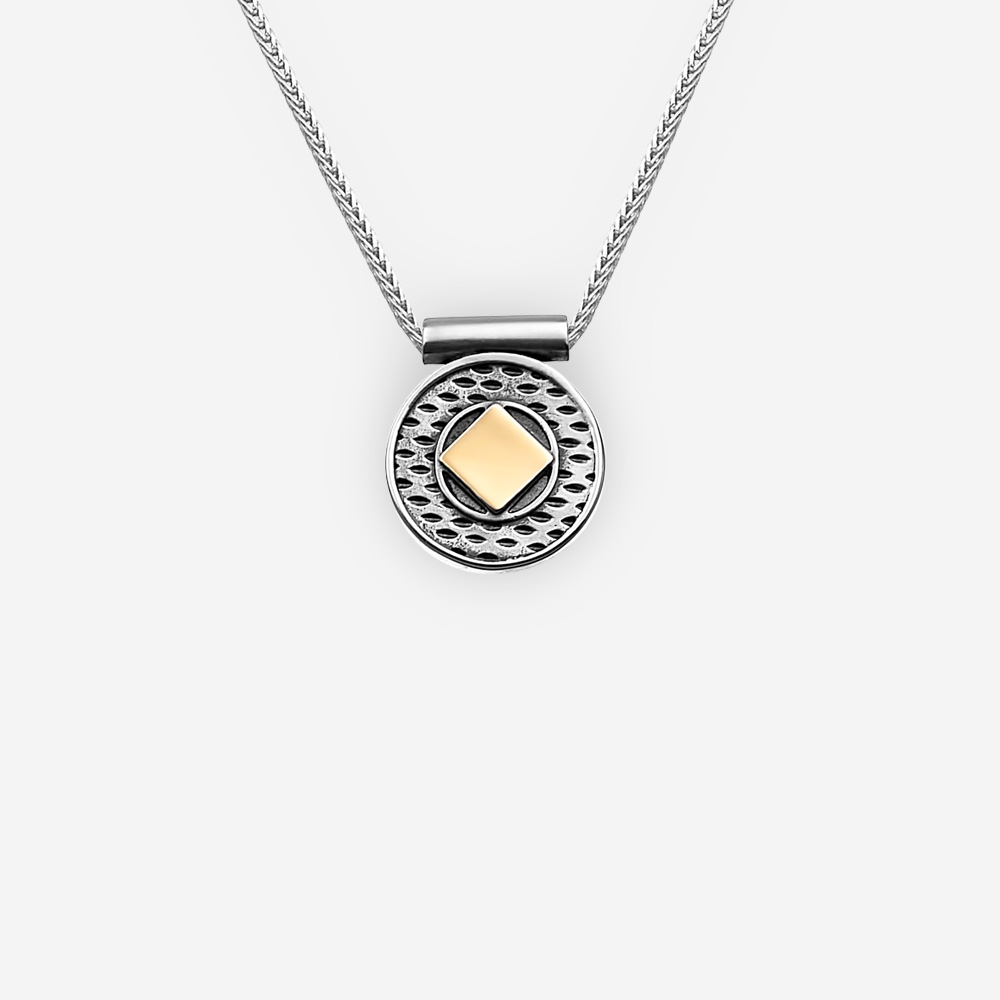 Collar de plata de dos tonos con elementos geométrico de plata fina y detalles de acento de oro en una cadena de plata.