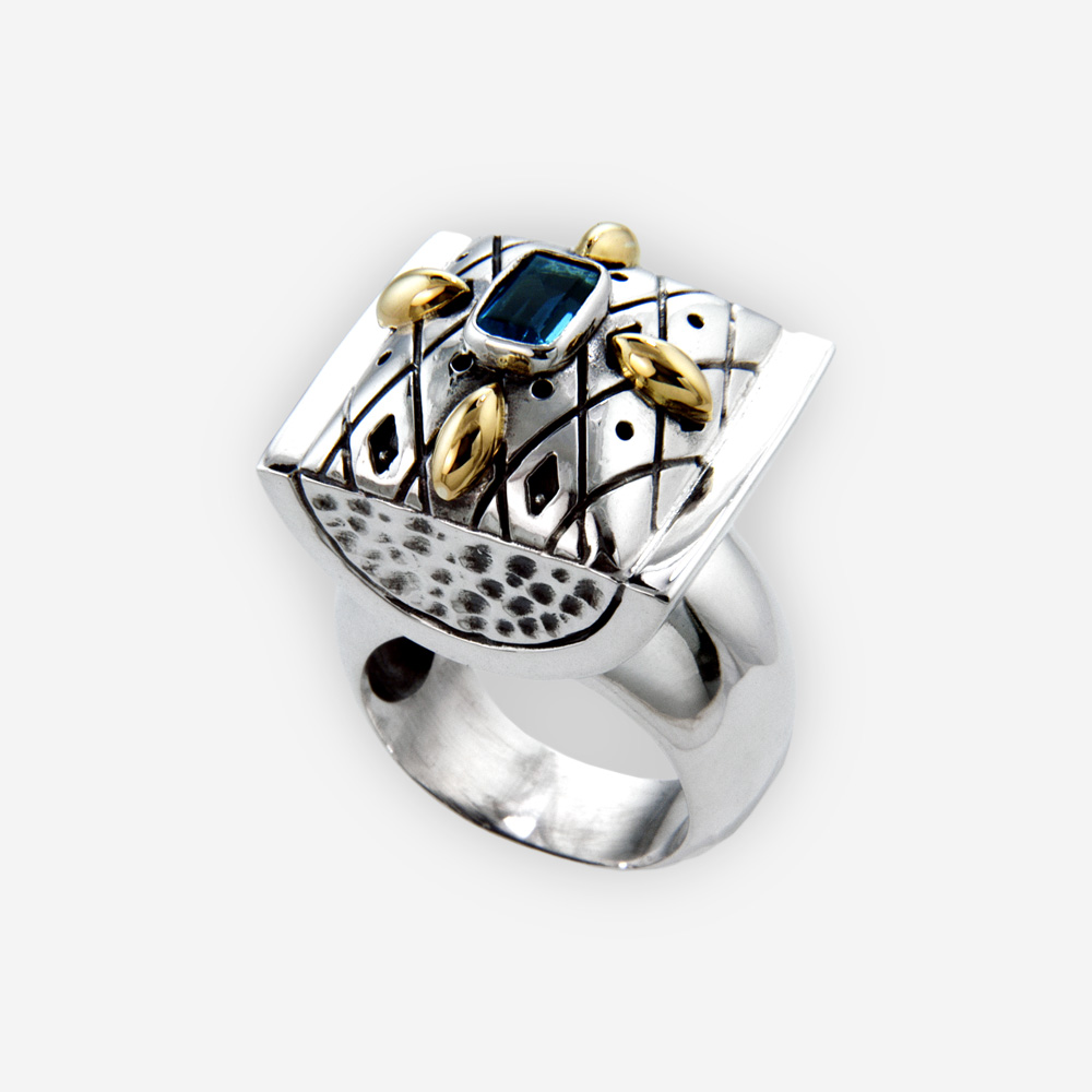 El anillo precioso se hace a mano de plata fina 925, acentos de oro 14k, y una piedra preciosa facetada.