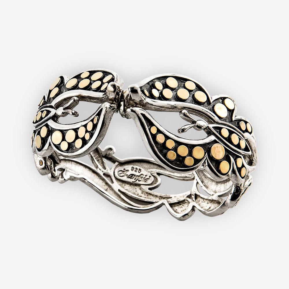 La pulsera con bisagra de mariposa con puntos en oro está confeccionada con plata oxidado .925 y oro 14k con puntos en relieve.