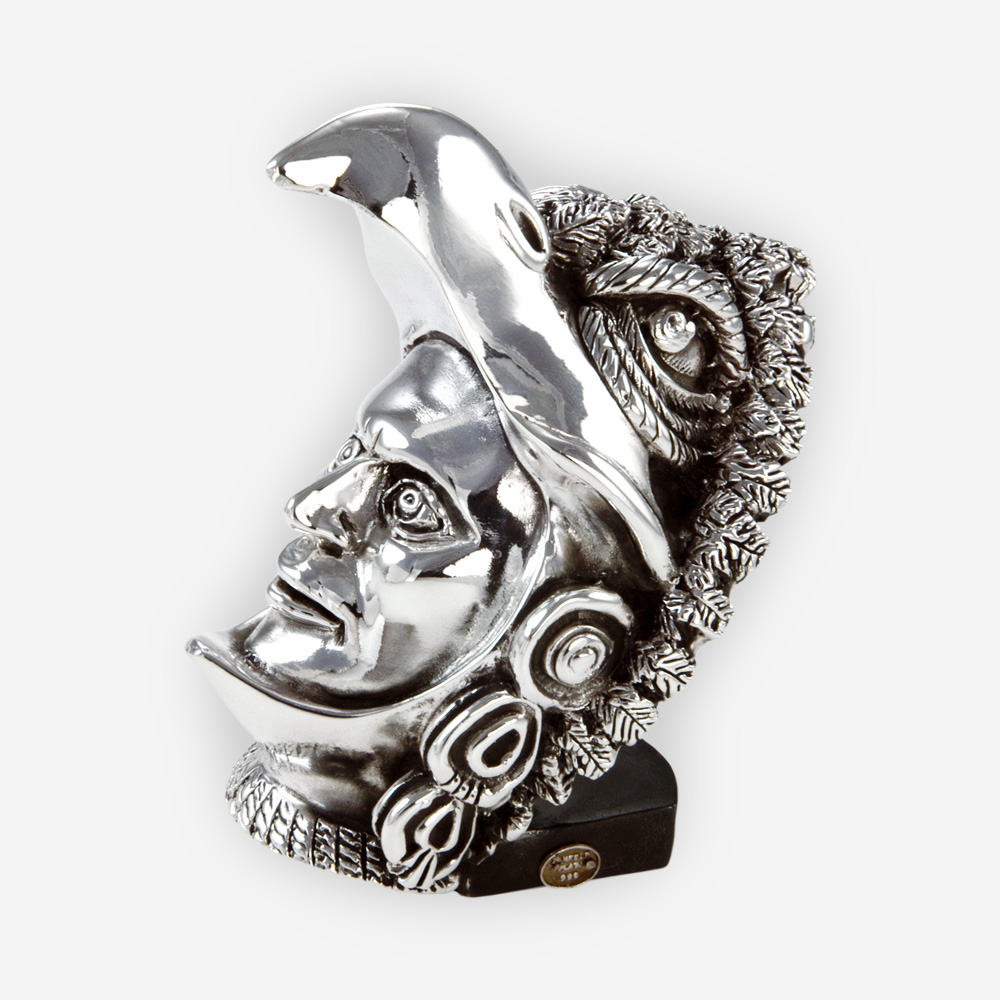 Escultura de cabeza del caballero águila, elaborada con técnicas de electroformado y se sumerge en plata fina.