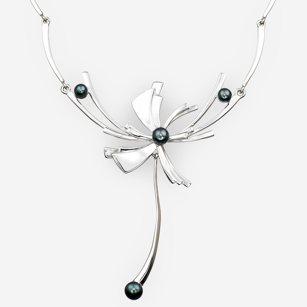 Collar de plata de la flor japonesa con las perlas de agua dulce negras y un final pulido alto.