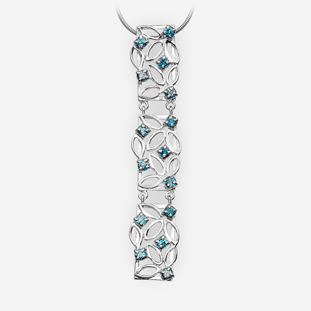 Pendiente largo de plata de topacio azul con hermoso diseño enrejado.