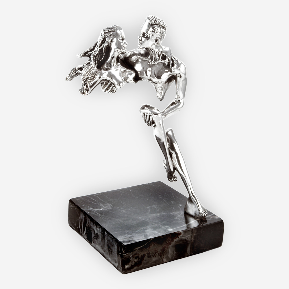 La escultura de plata de la silueta de los amantes está hecha con técnicas de electroformación y se sumerge en plata fina.