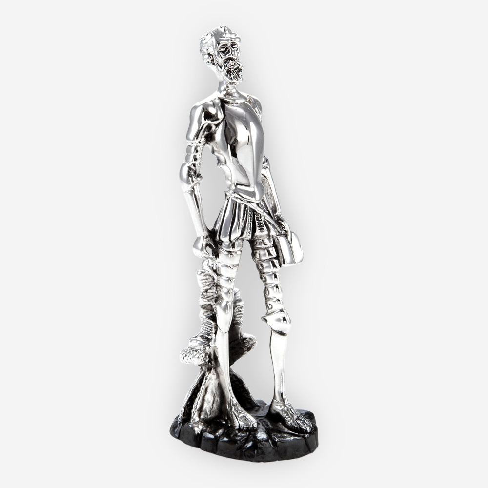 La escultura pequeña de plata de Don Quijote está hecha con técnicas de electroformado y se sumerge en plata fina.