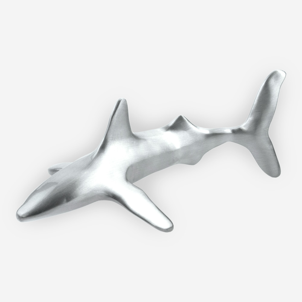 Escultura minimalista de tiburón hecha con la técnica de electroformado en plata fina acabado mate.