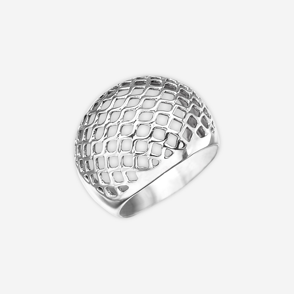 Moderno anillo de plata con una parte superior de diseño cortado en forma de malla abombada.