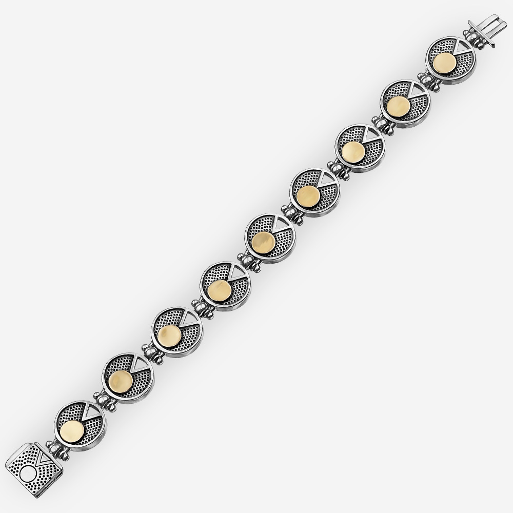 Moderna pulsera de plata de dos tonos con modernos enlaces texturizados de medallon, un diseño geométrico recortado y detalles de círculos de oro de 14k.
