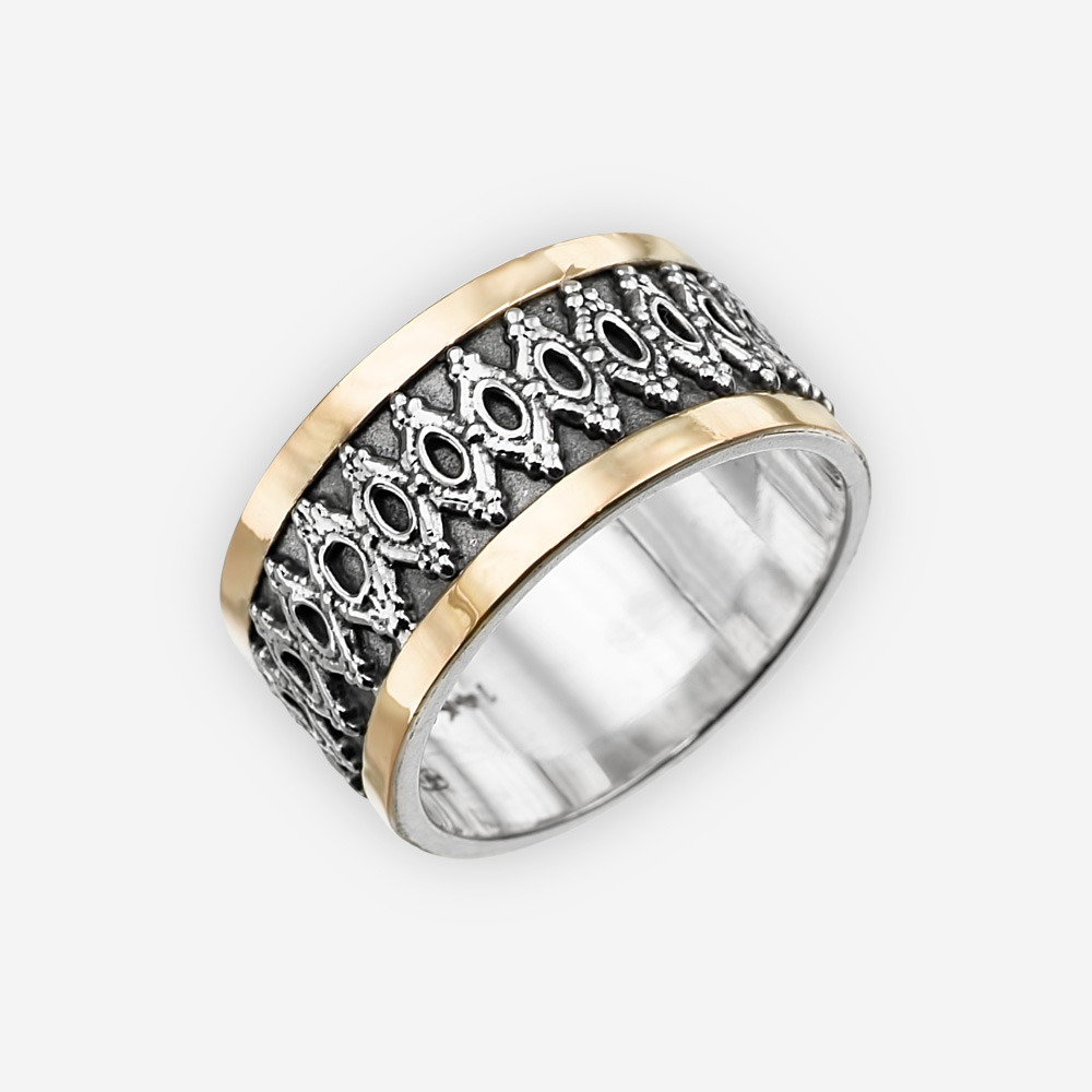 El anillo oxidado se hace de plata .925 y acentuado con dos vendas de oro de 14k.
