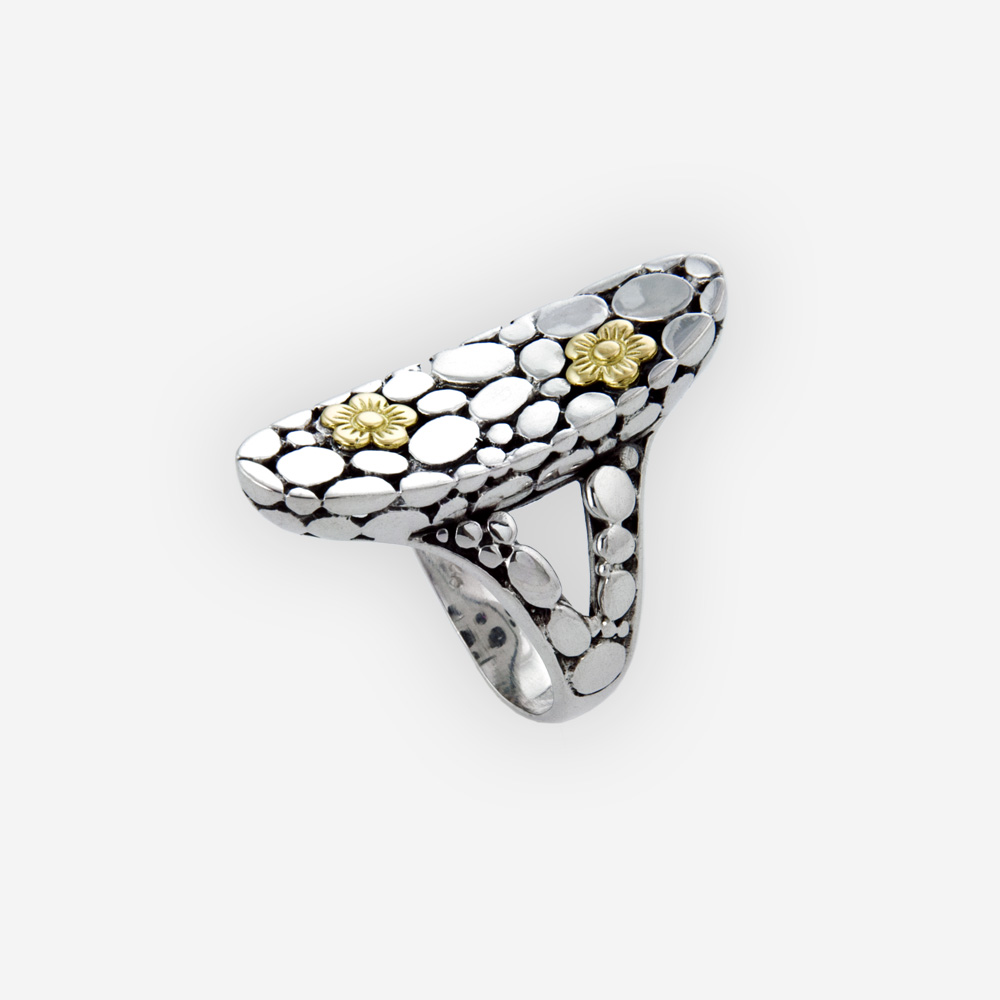 El anillo oval es hecho a mano de plata oxidada y acentos de flor de oro de 14k.