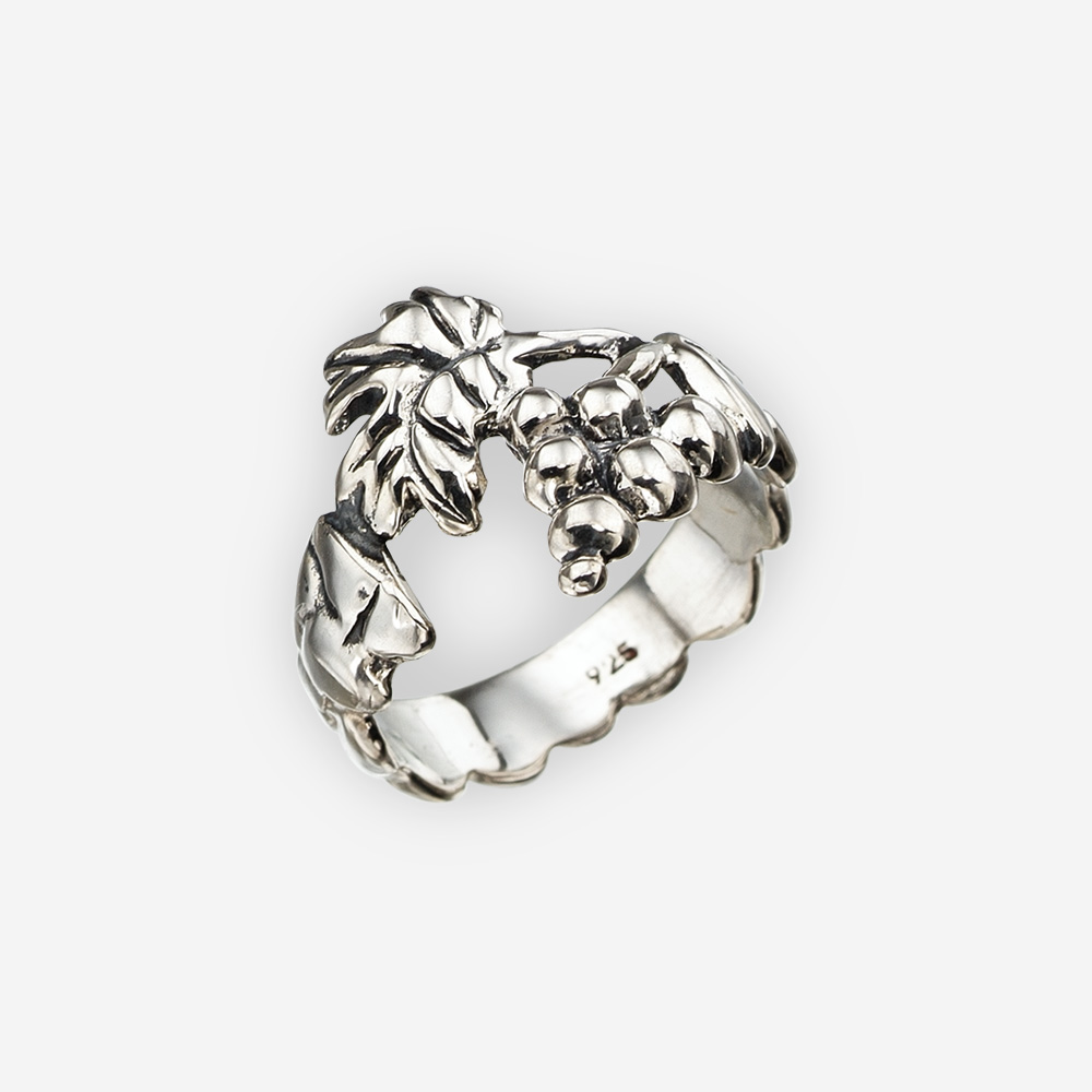Un anillo hermoso de plata que ofrece un diseño esculpido oxidado y de un racimo de uvas hechos a mano de la plata fina.