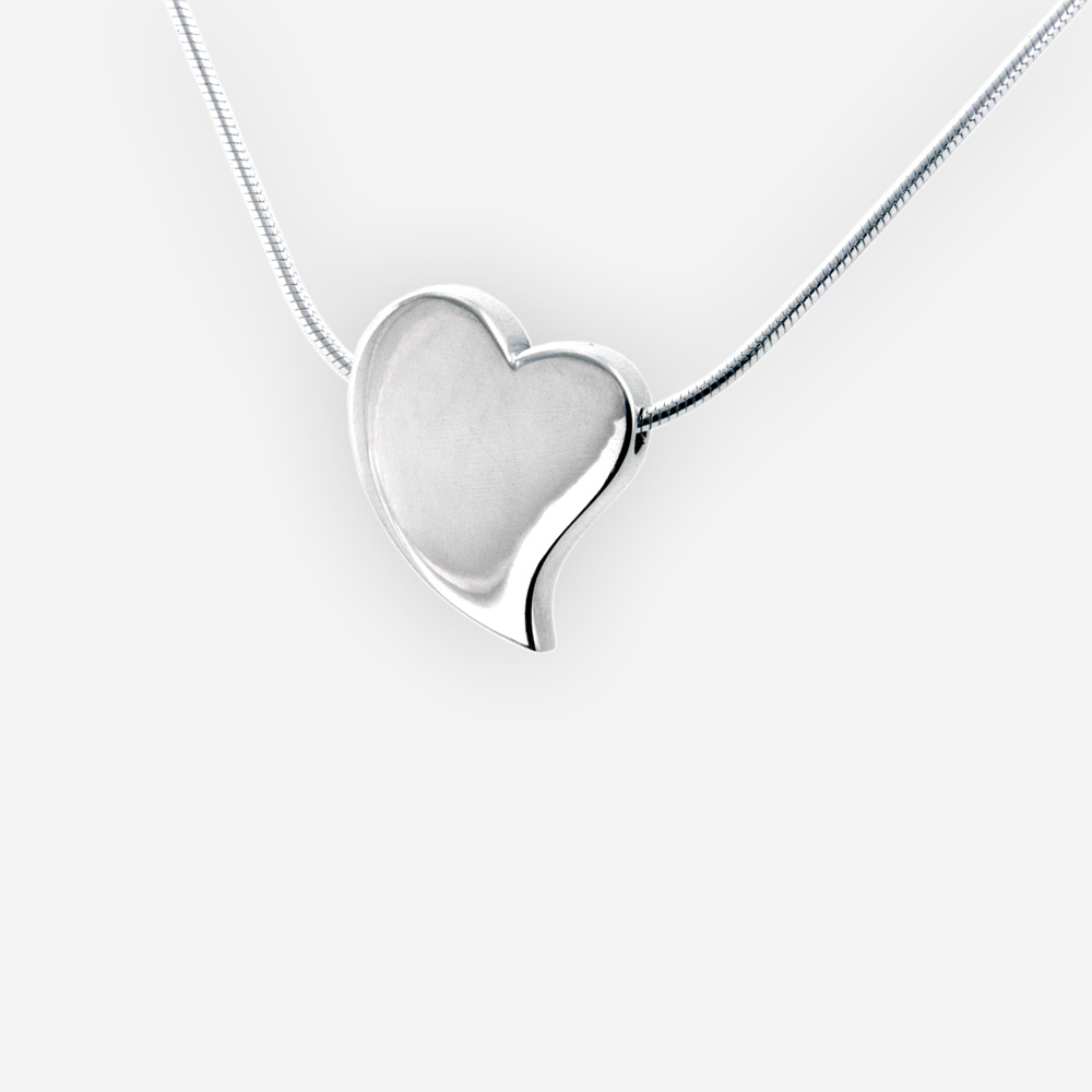 El collar elegante en forma de corazón se hace a mano de la plata fina .925 con un alto final pulido.