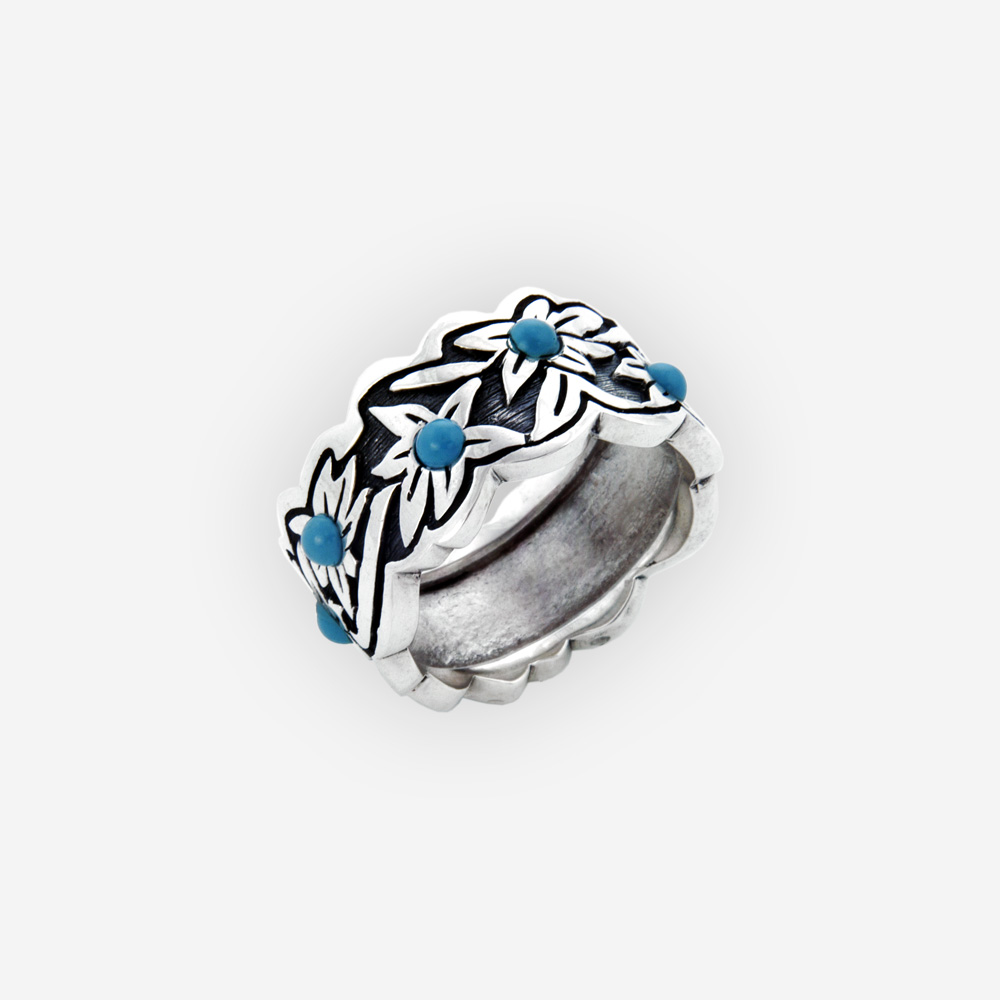 Este bonito anillo es elaborado de plata, cuenta con detalles de flores pulidas con un fondo ennegrecido y con turquesa.