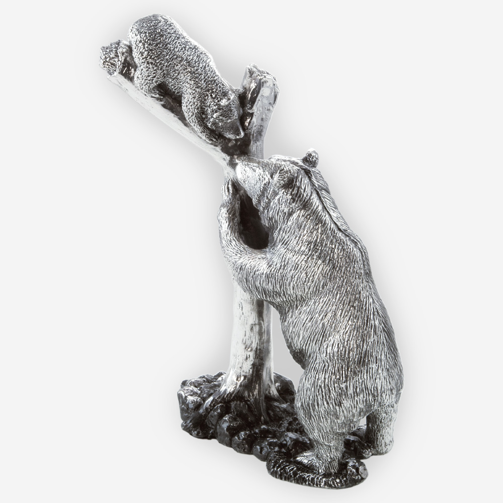Escultura de Plata de una Osa protegiendo a su crío, hecha mediante proceso de electroformado.
