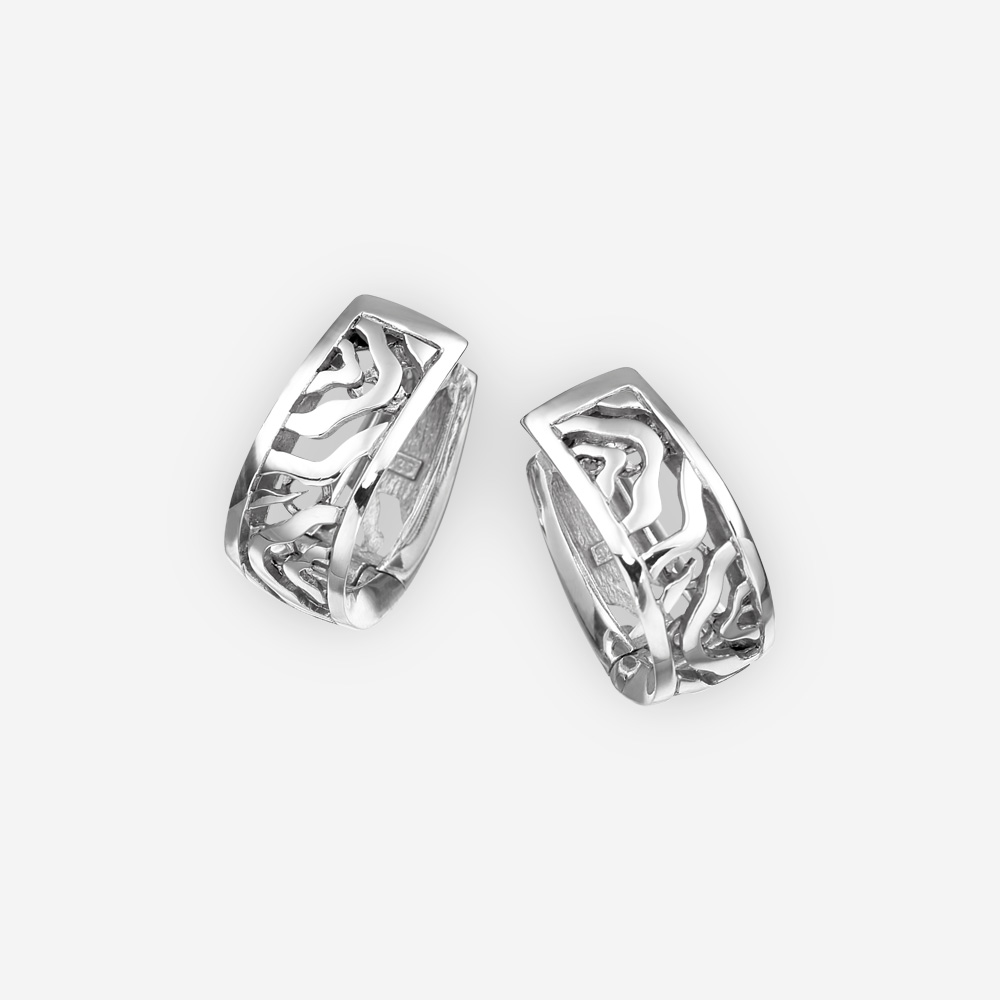 Aretes de plata modernos de diseño de onda abstracta hechos con cierre de plata fina y cierre huggie.
