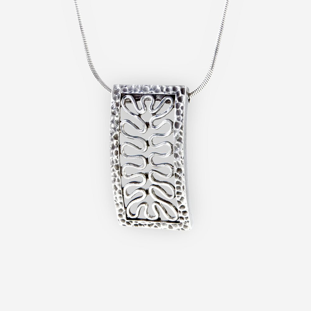 Collar con cadena y pendiente rectangular con diseño calado y enmarcado en Plata .925