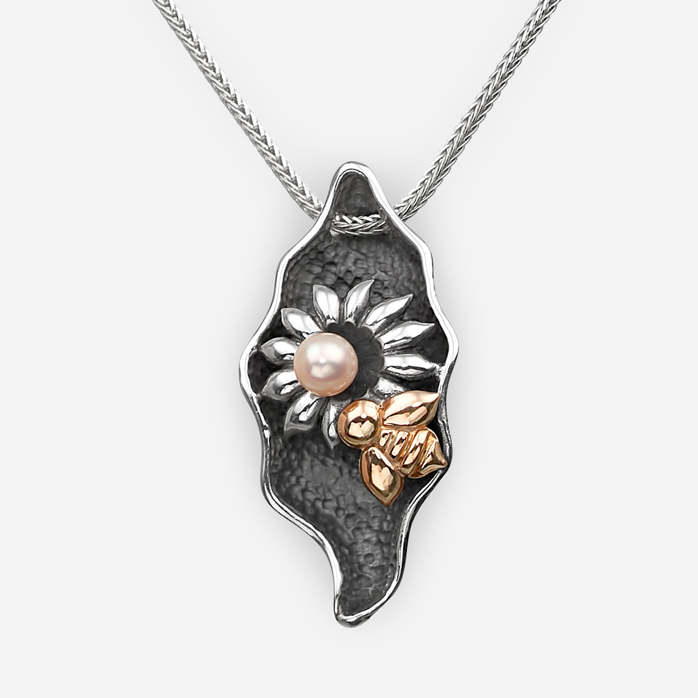 Collar de plata en forma de hoja con una perla y una abeja del oro 14k.