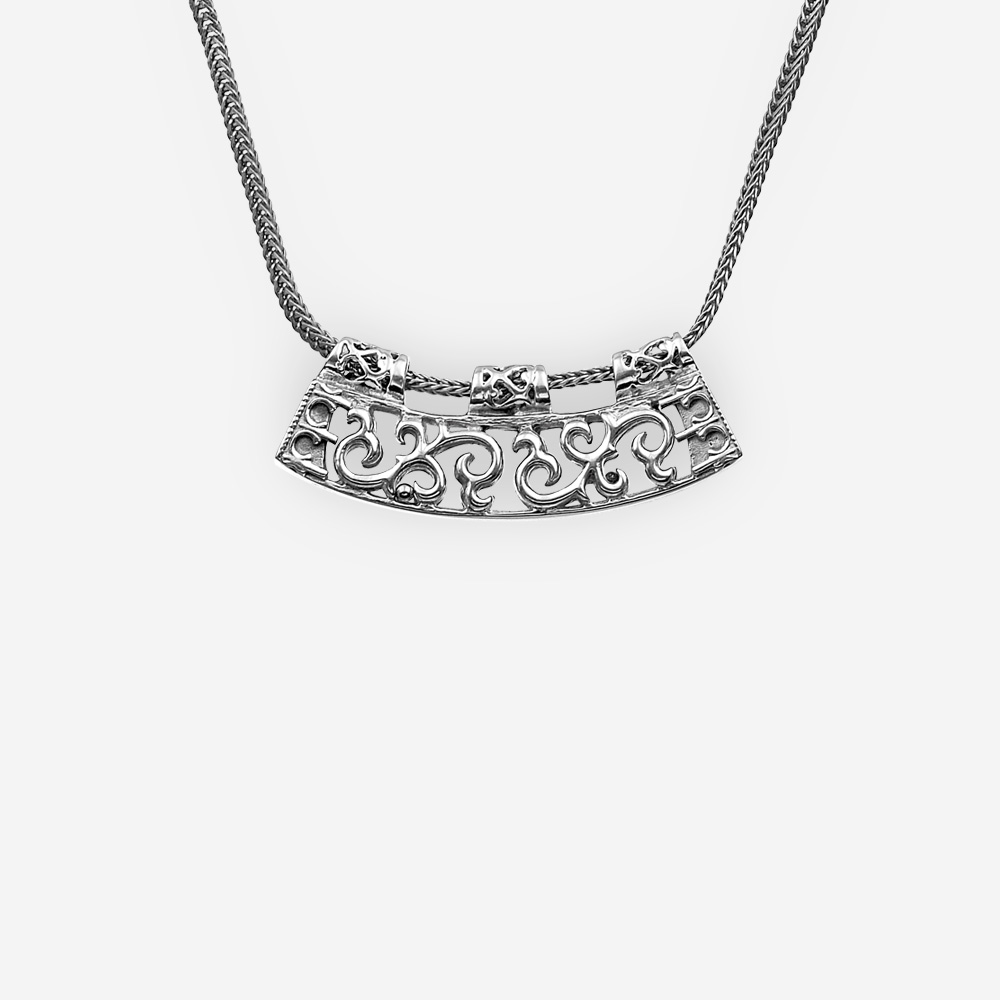 Collar de plata con filigrana pieza focal en una cadena de plata fina.