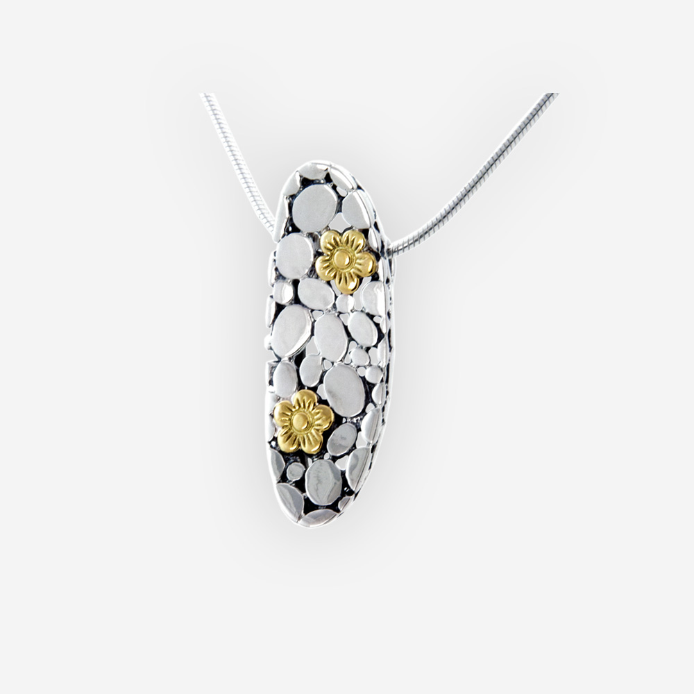 Collar oxidado de plata ovalado con piedras y flores doradas.