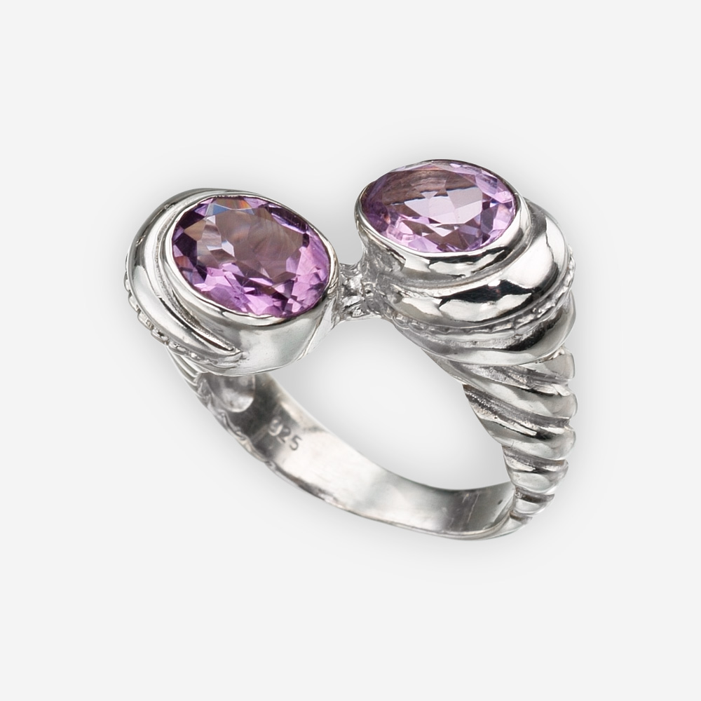 El anillo de torsión esculpido está hecho a mano de plata .925 y cuenta con dos piedras preciosas facetadas en cada extremo.