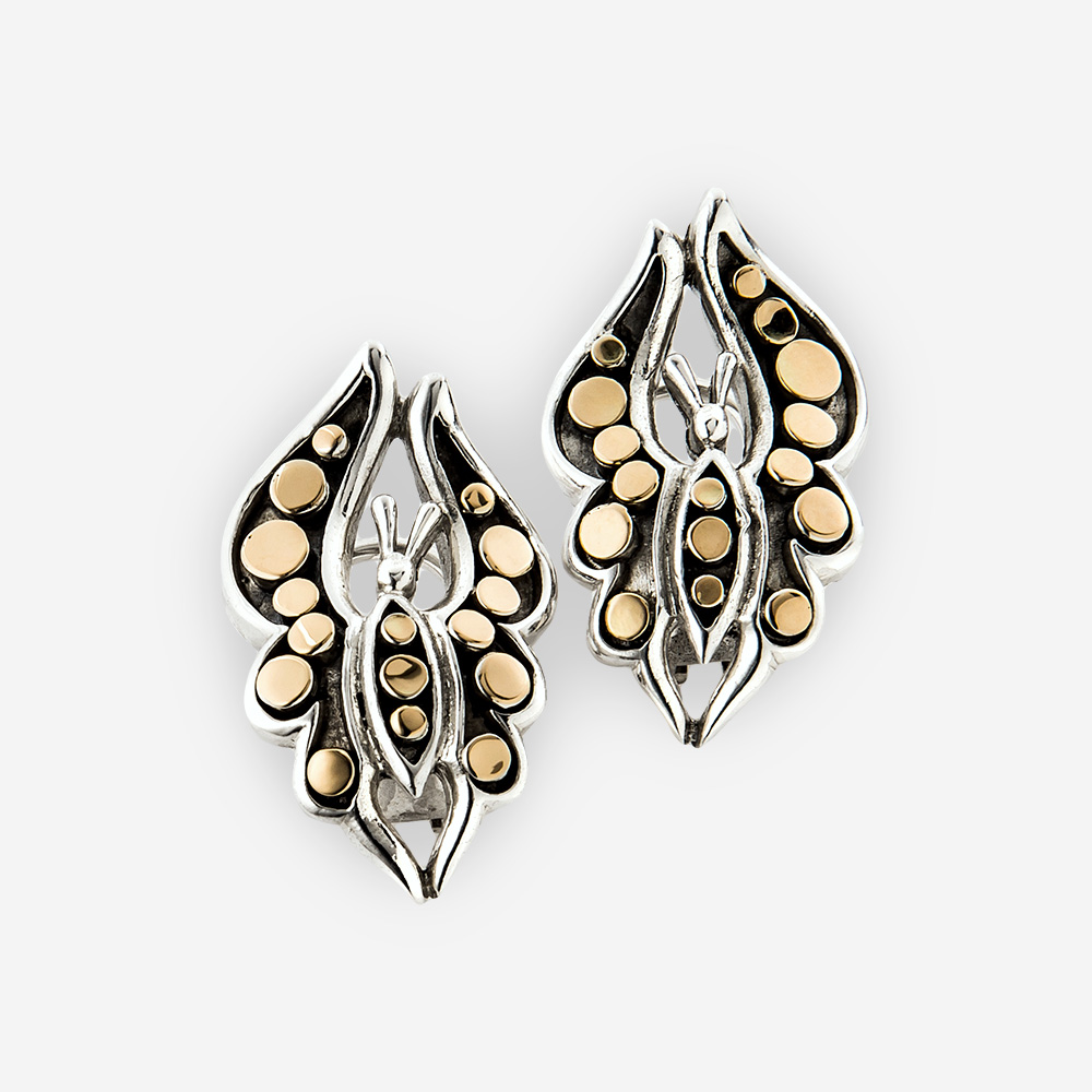 Aretes extravagantes en forma de mariposas están hechos de plata .925 y con detalles de oro de 14k.