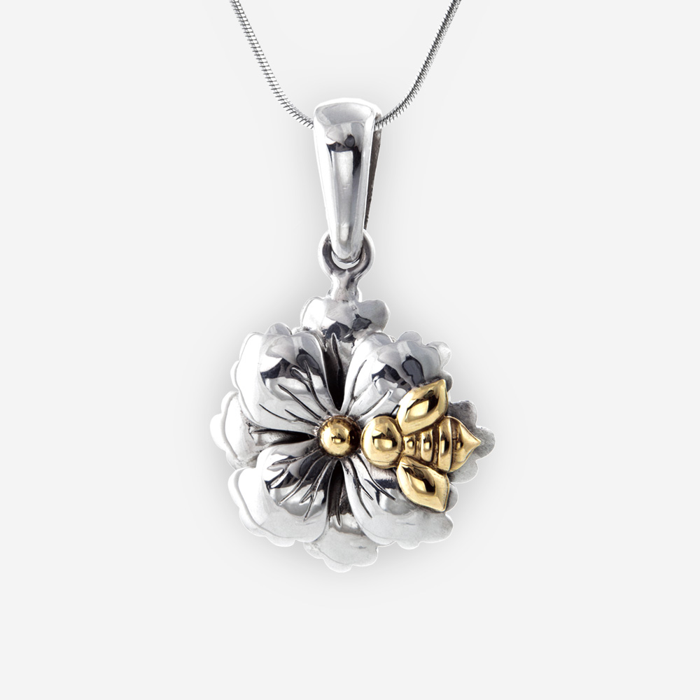 Encantador Pendiente Floral hecho de Plata .925 con una Abejita de Oro 14kt incrustada a la flor.