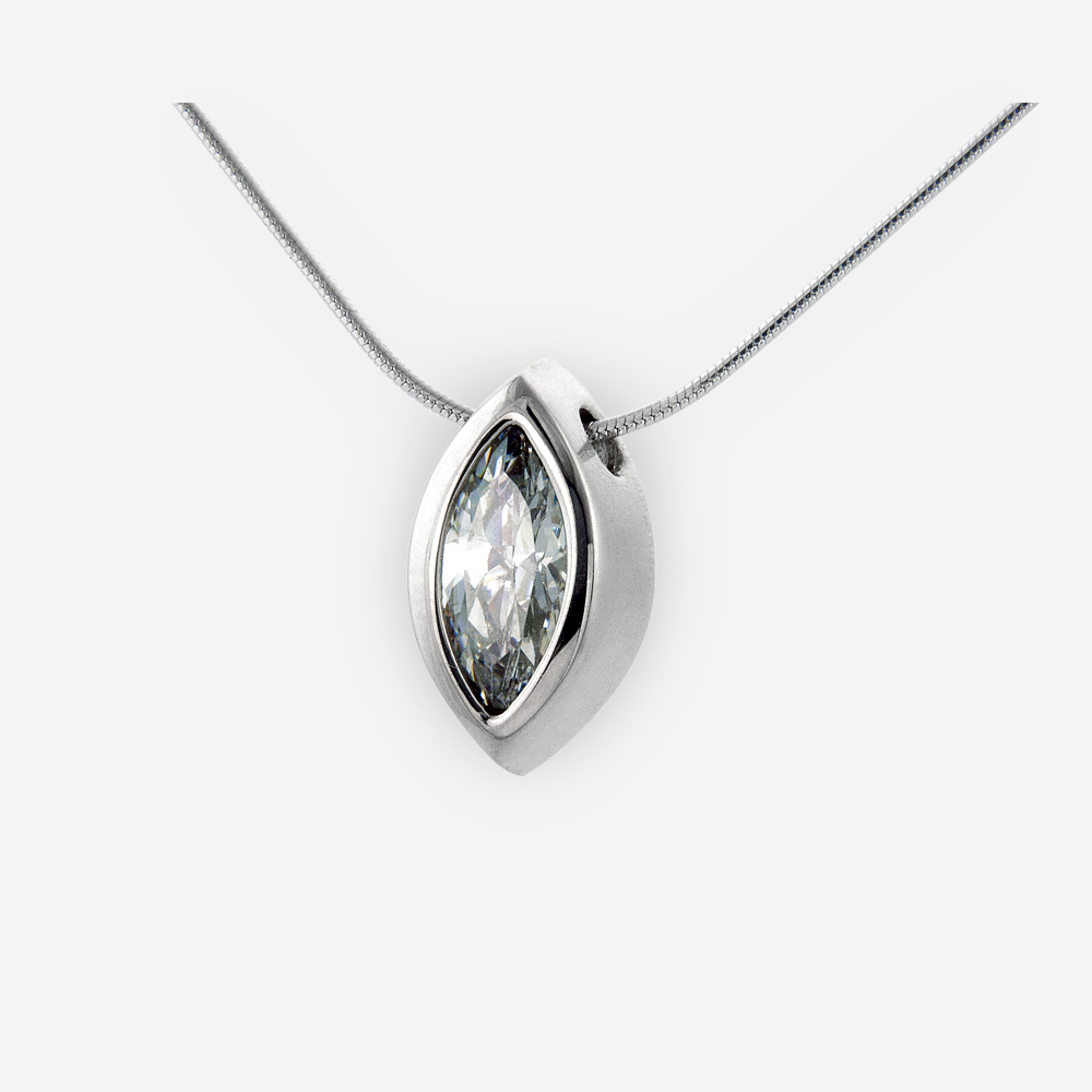 Collar de plata con pétalo de una flor está hecho de plata fina .925 y con una zirconia cúbica en el centro.