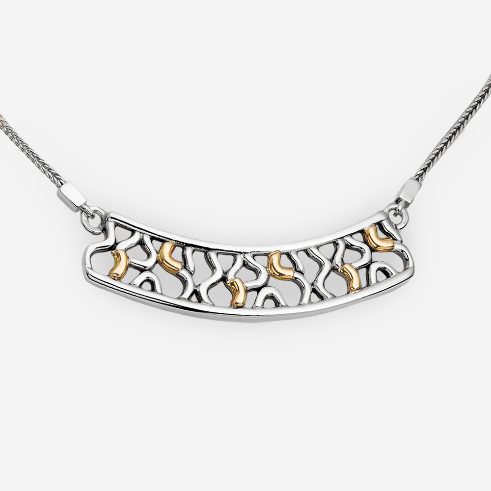 Collar de plata con detalles de oro de 14k.