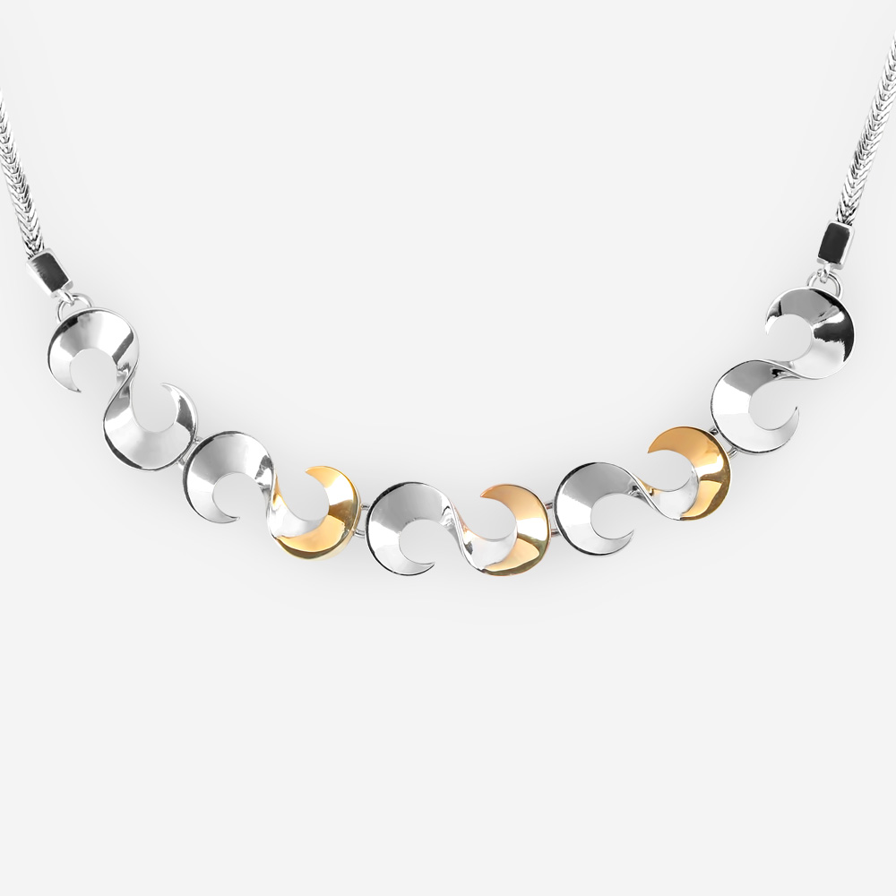 Collar de plata fina pulida con figuras de la letra "S" y con acentos de oro de 14k en una cadena tejida de plata.