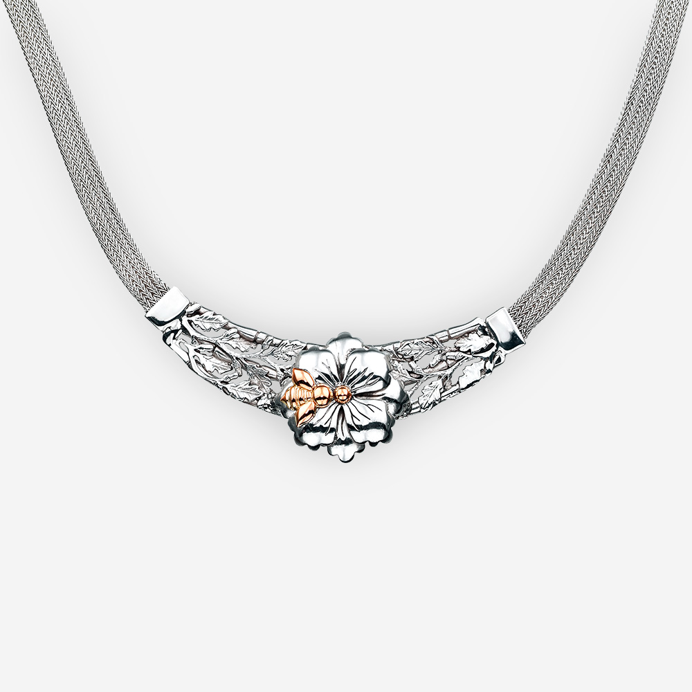 Collar floral de plata con un acento de la abeja del oro 14k.