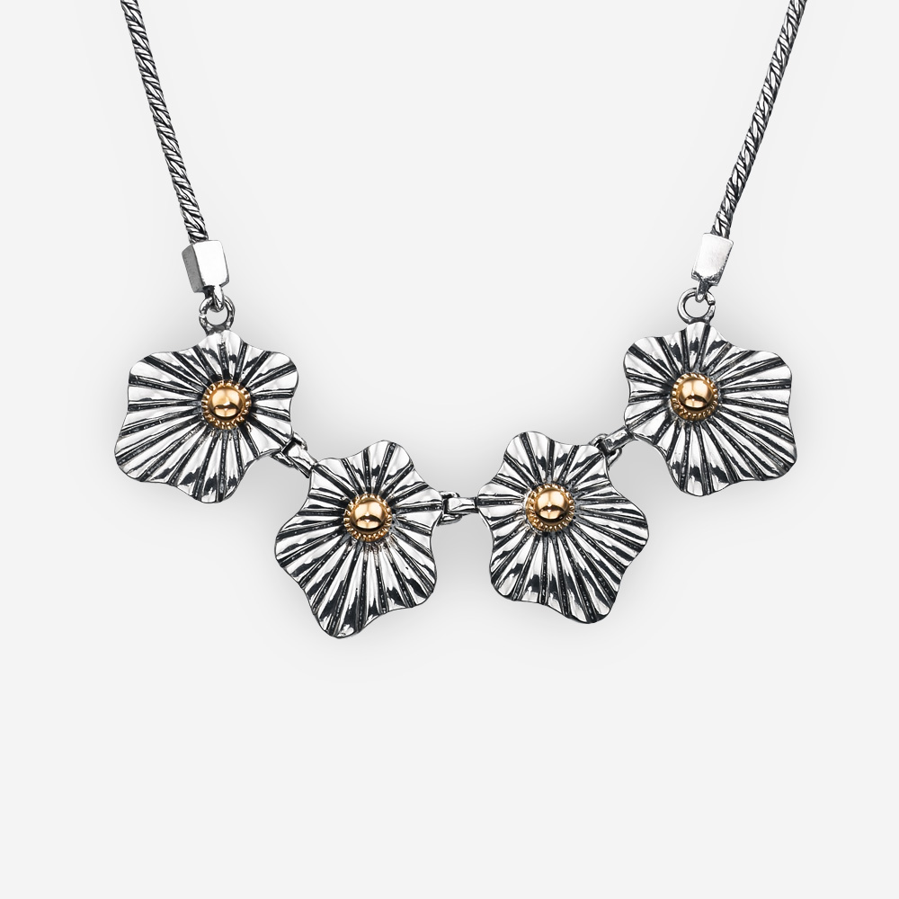 Collar floral de plata de dos tonos y acentos de oro de 14k en una cadena de cuerdas.