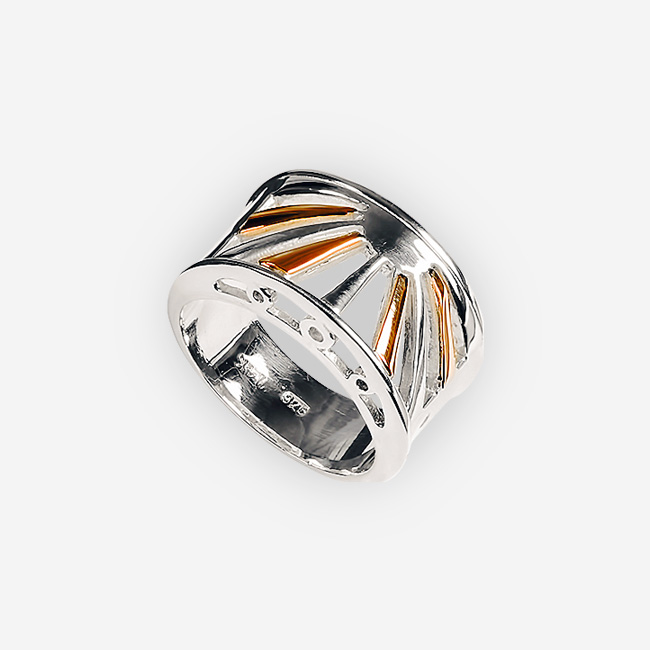 Hermoso anillo de plata de dos tonos con diseño de salida del sol cortado detallado.