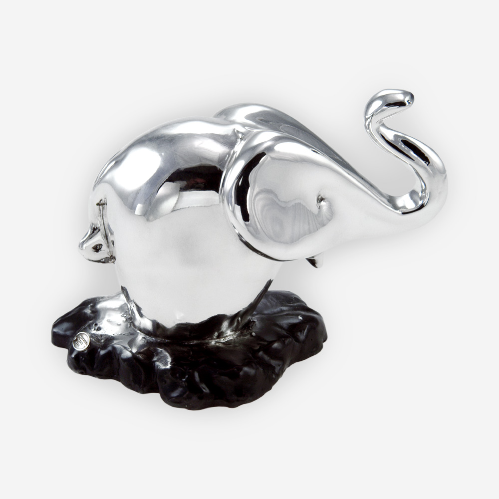 La escultura de plata de elefante joven está elaborada con técnicas de electroformado con una capa de plata fina.